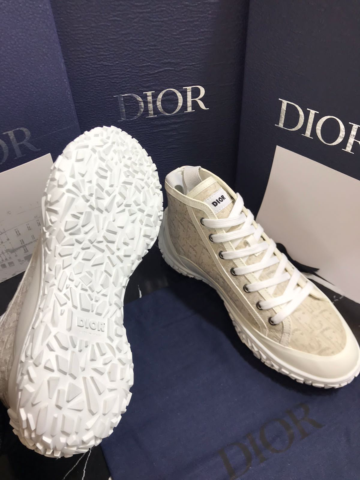 Christian Dior tenis color crema Caballero