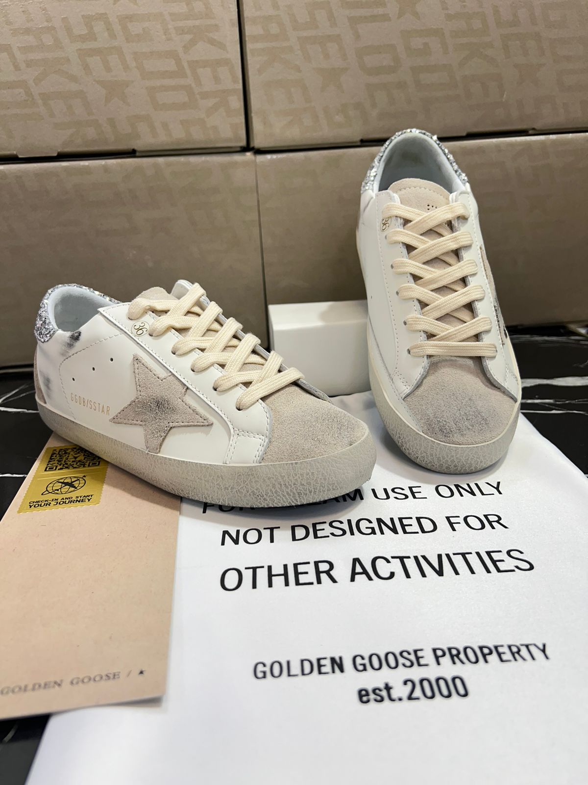 Golden Goose Tenis blancos con gamuza