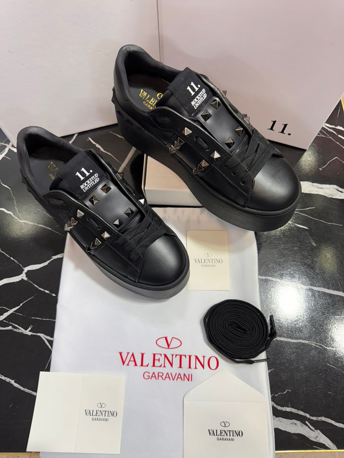 Valentino Tenis color negros