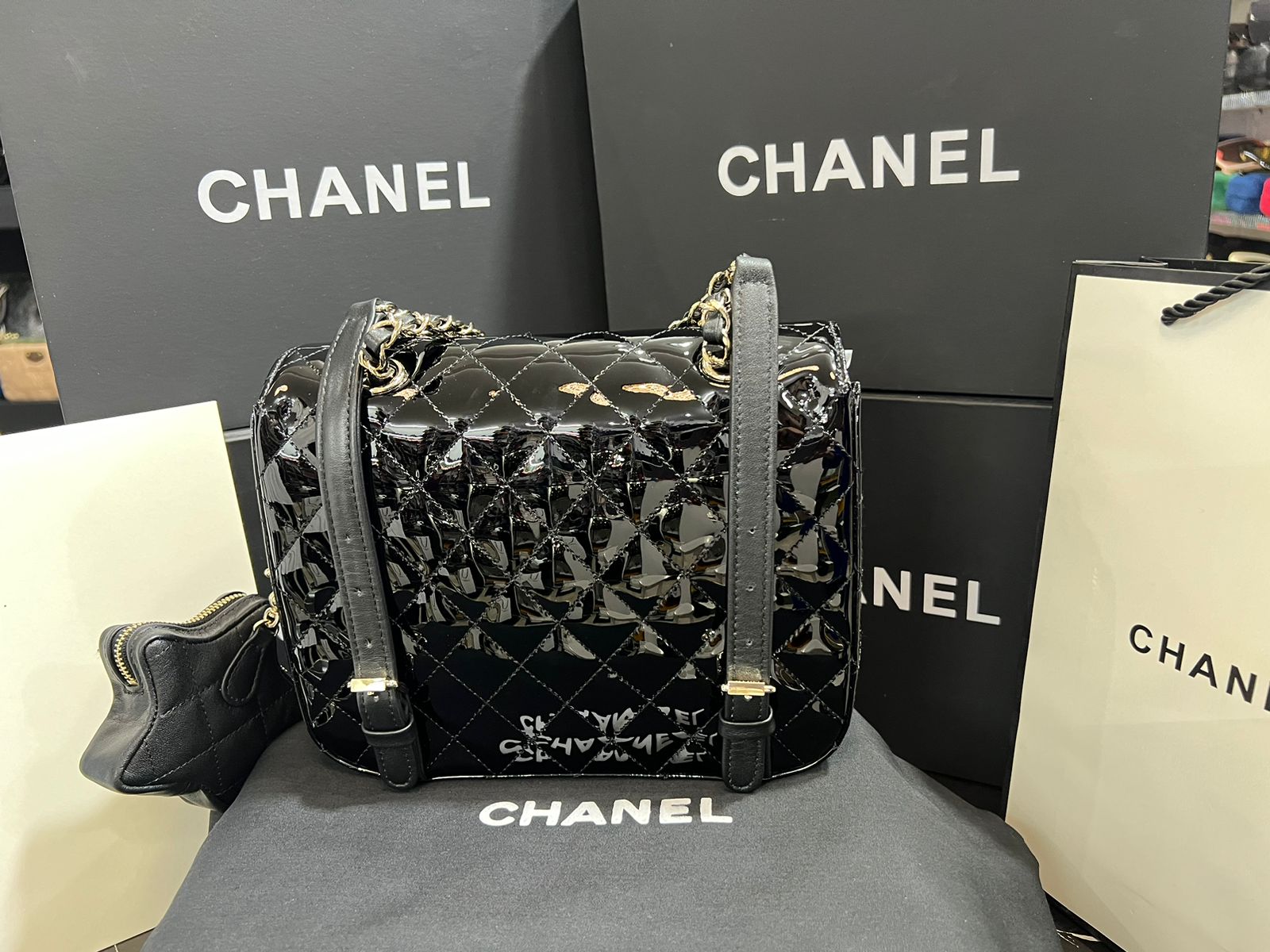 Chanel Negro Edición Especial con Accesorio de Estrella Charol y Piel