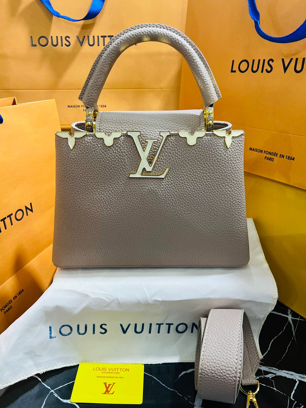 Louis Vuitton Capucine Beige Piel