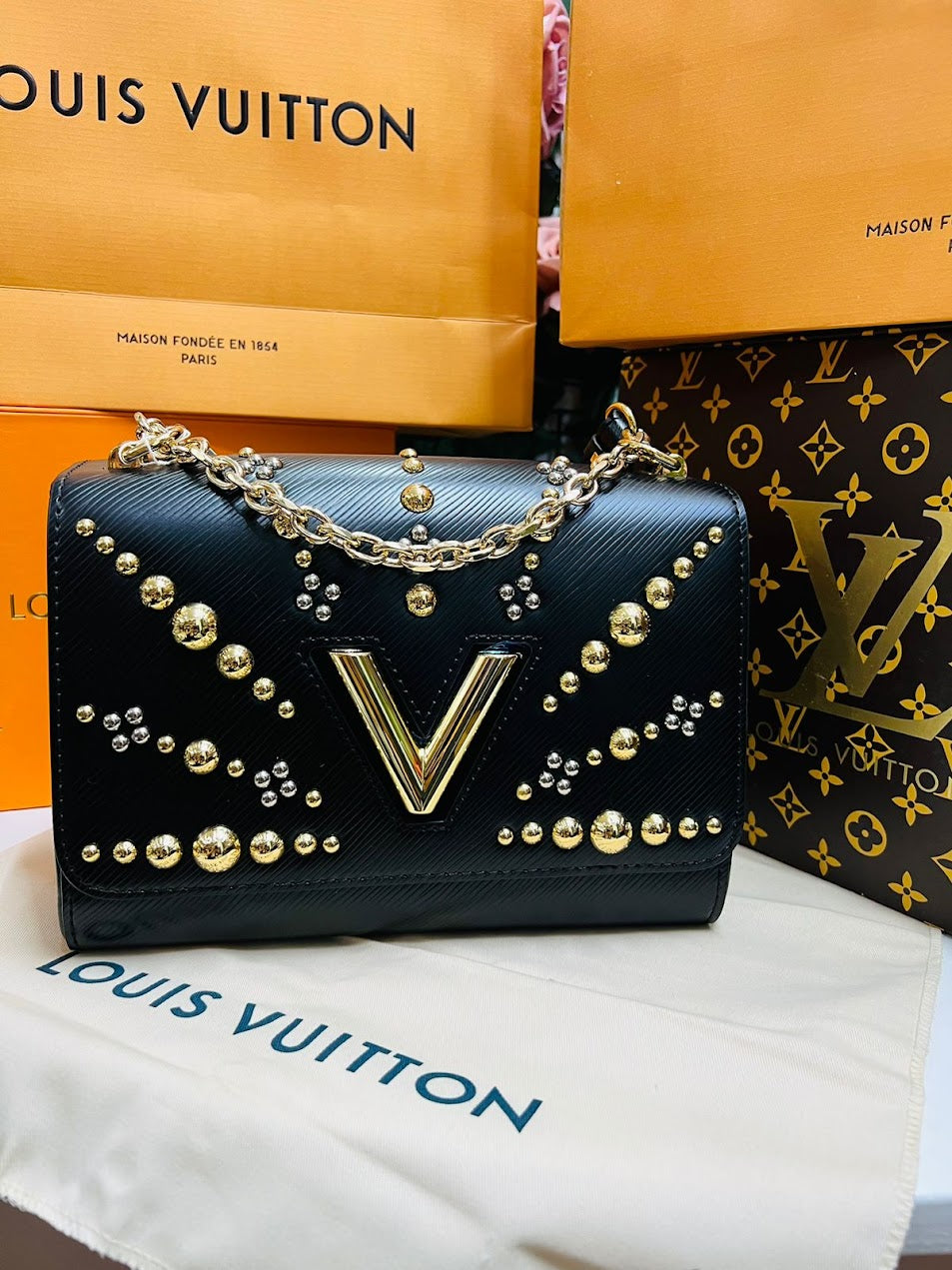 Louis Vuitton Negra con Cuentas Doradas Piel