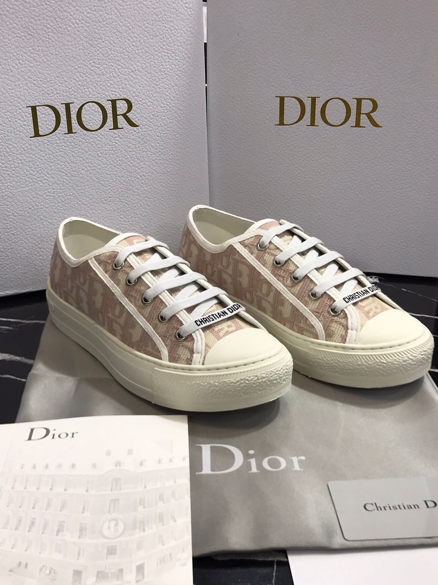 Dior tenis blancos con crema