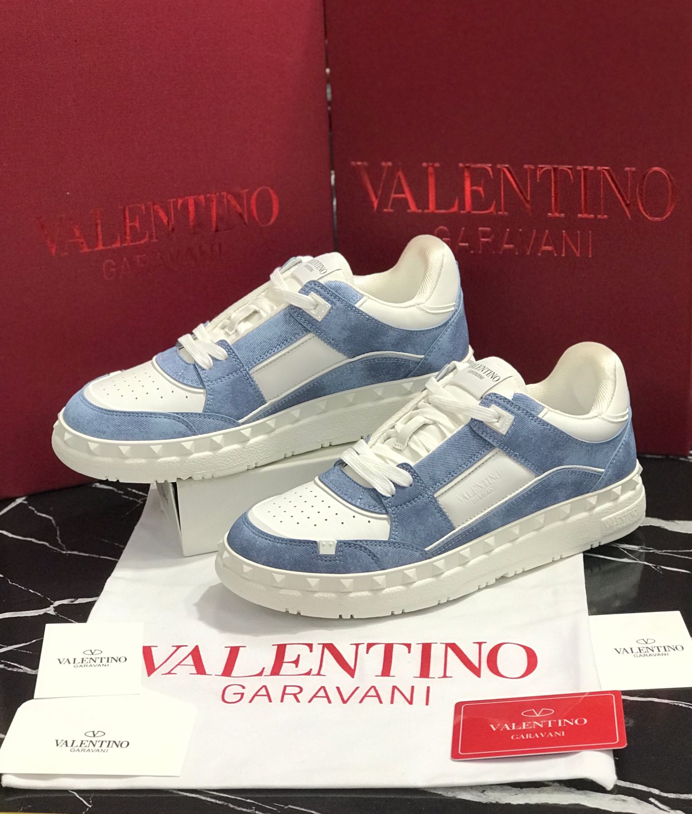 Valentino tenis color blancos con azul Caballero