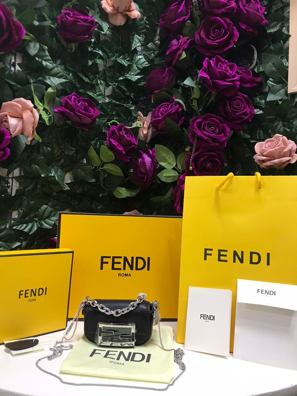 Fendi Negra con Cadena Piel