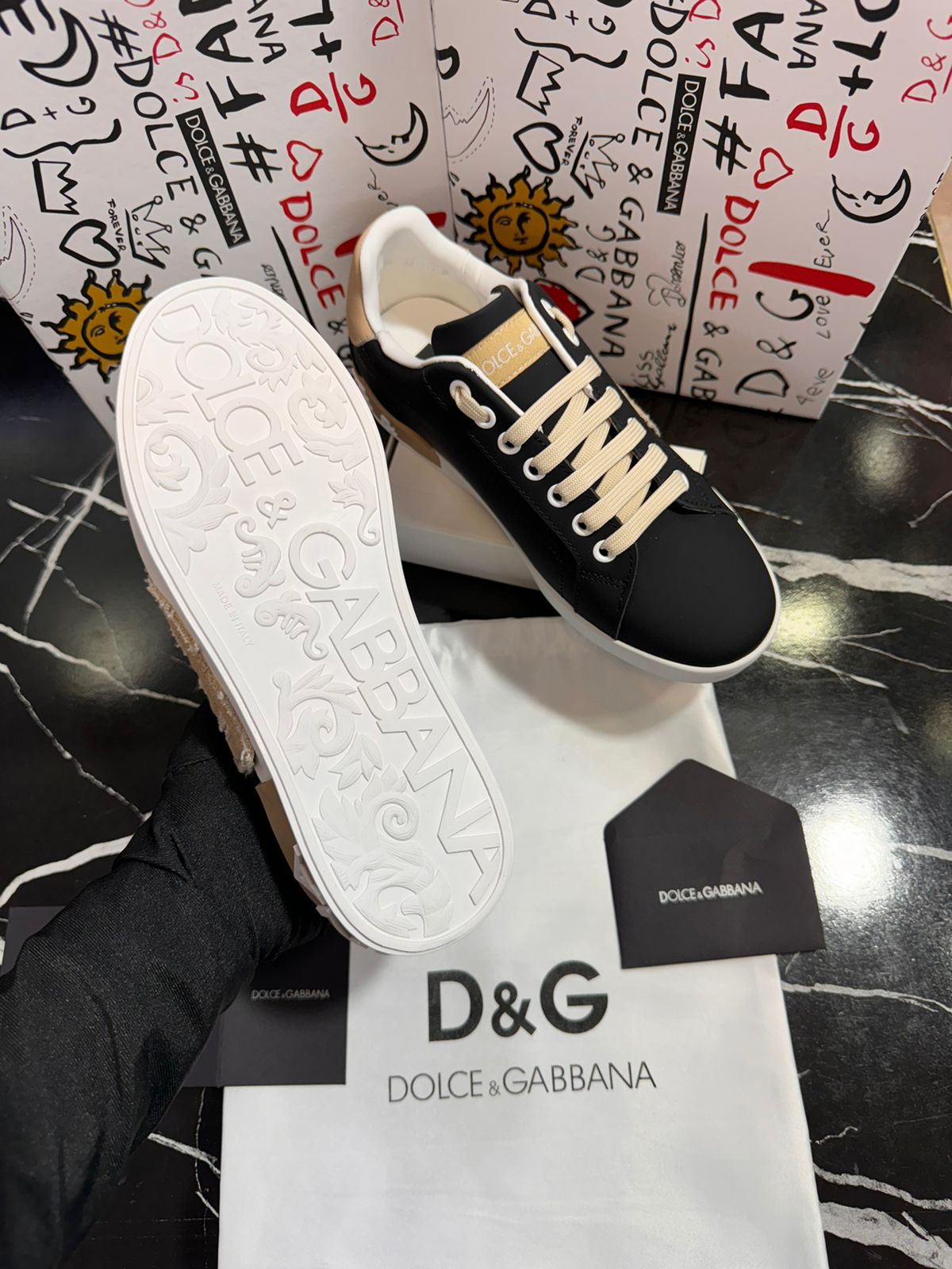 Dolce Gabbana color negro con blanco Caballero