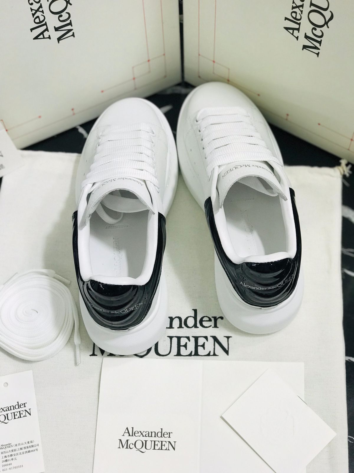 Tenis Alexander Mc Queen blancos con talon negro