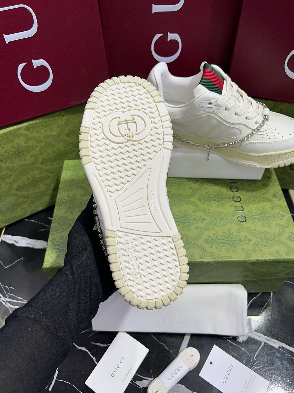 Gucci Tenis blancos con cadena