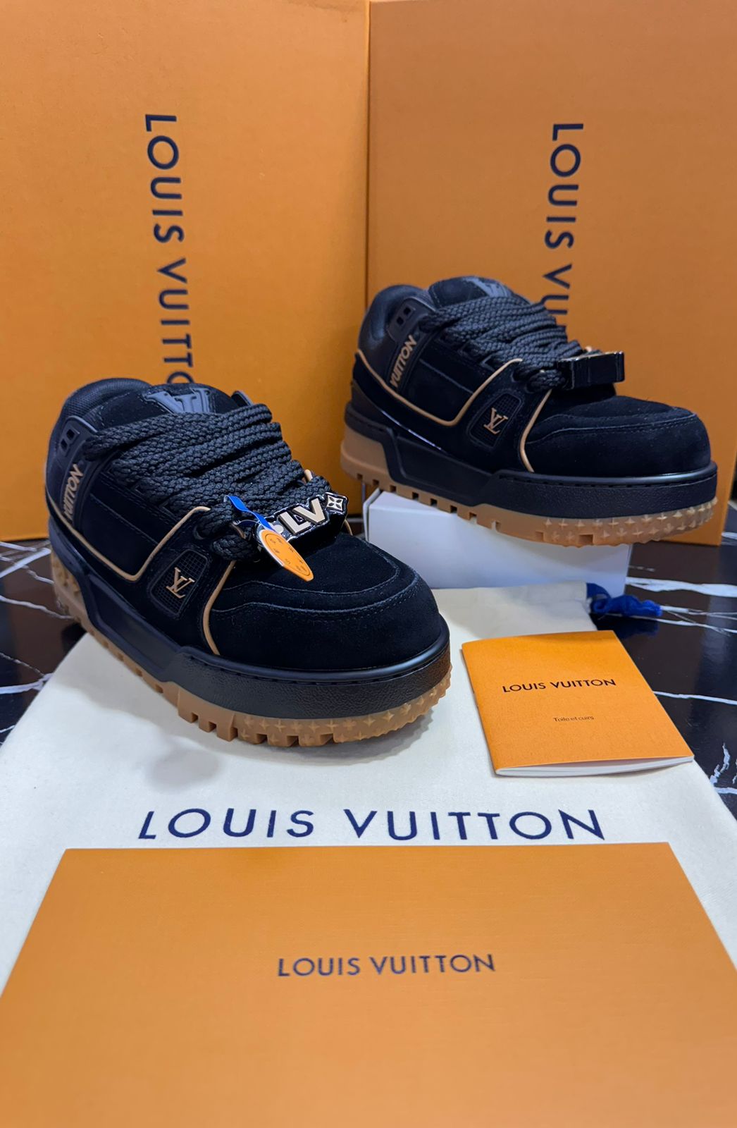 Louis Vuitton tenis negros con café