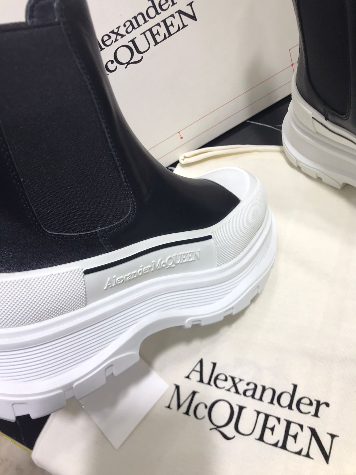 Alexander Mc Queen botin blanco con negro