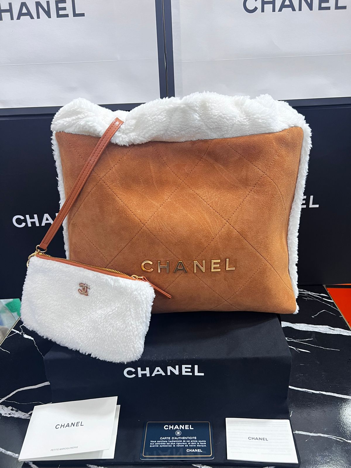 Chanel Café Afelpado Gamuza con Piel