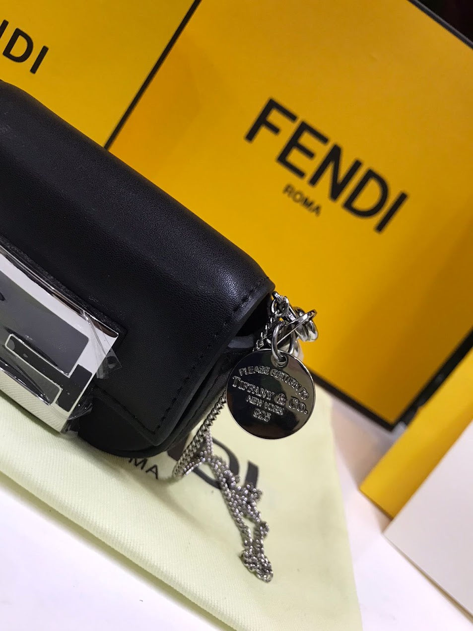 Fendi Negra con Cadena Piel