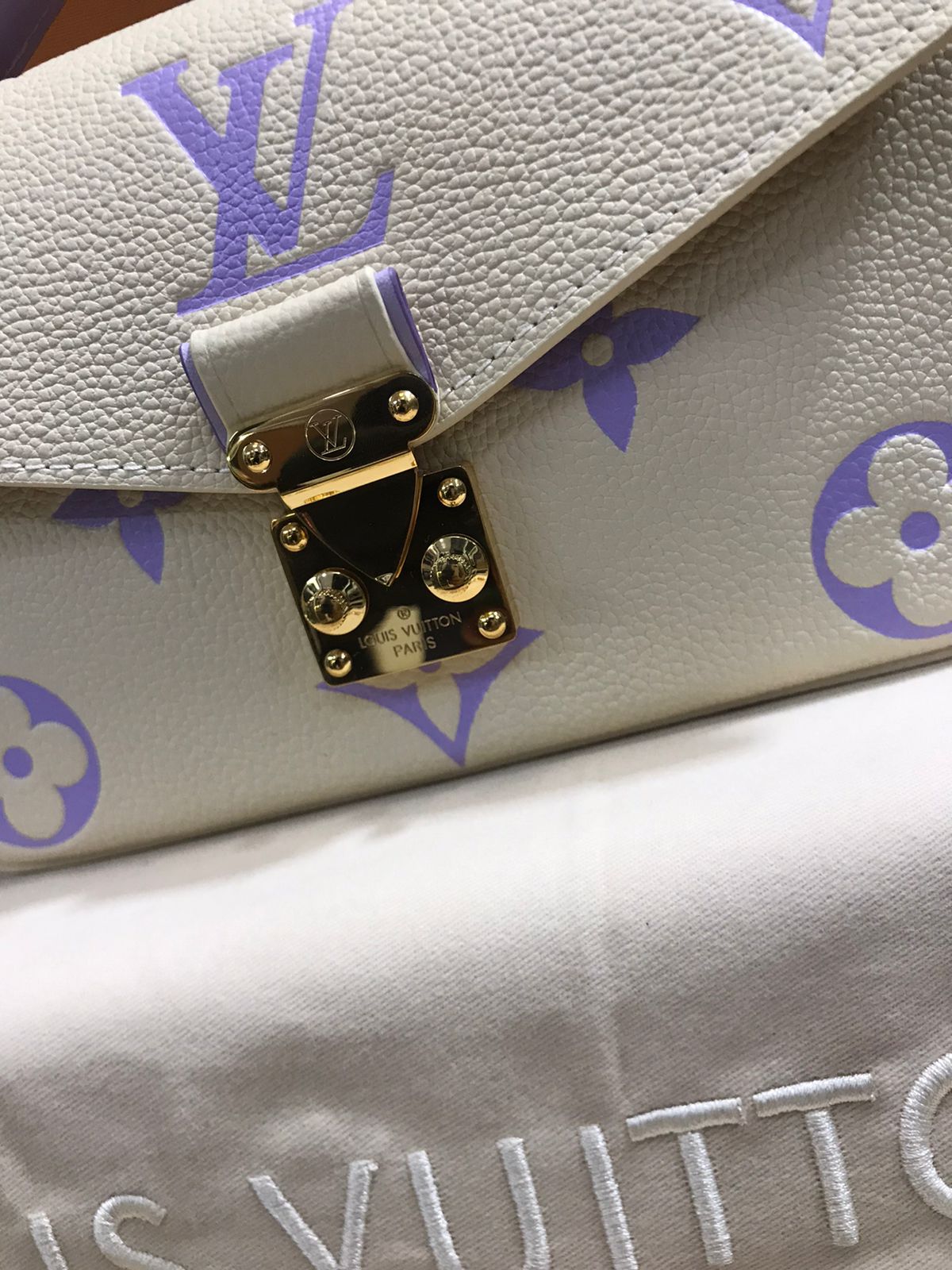 Louis Vuitton Blanco Lila Piel