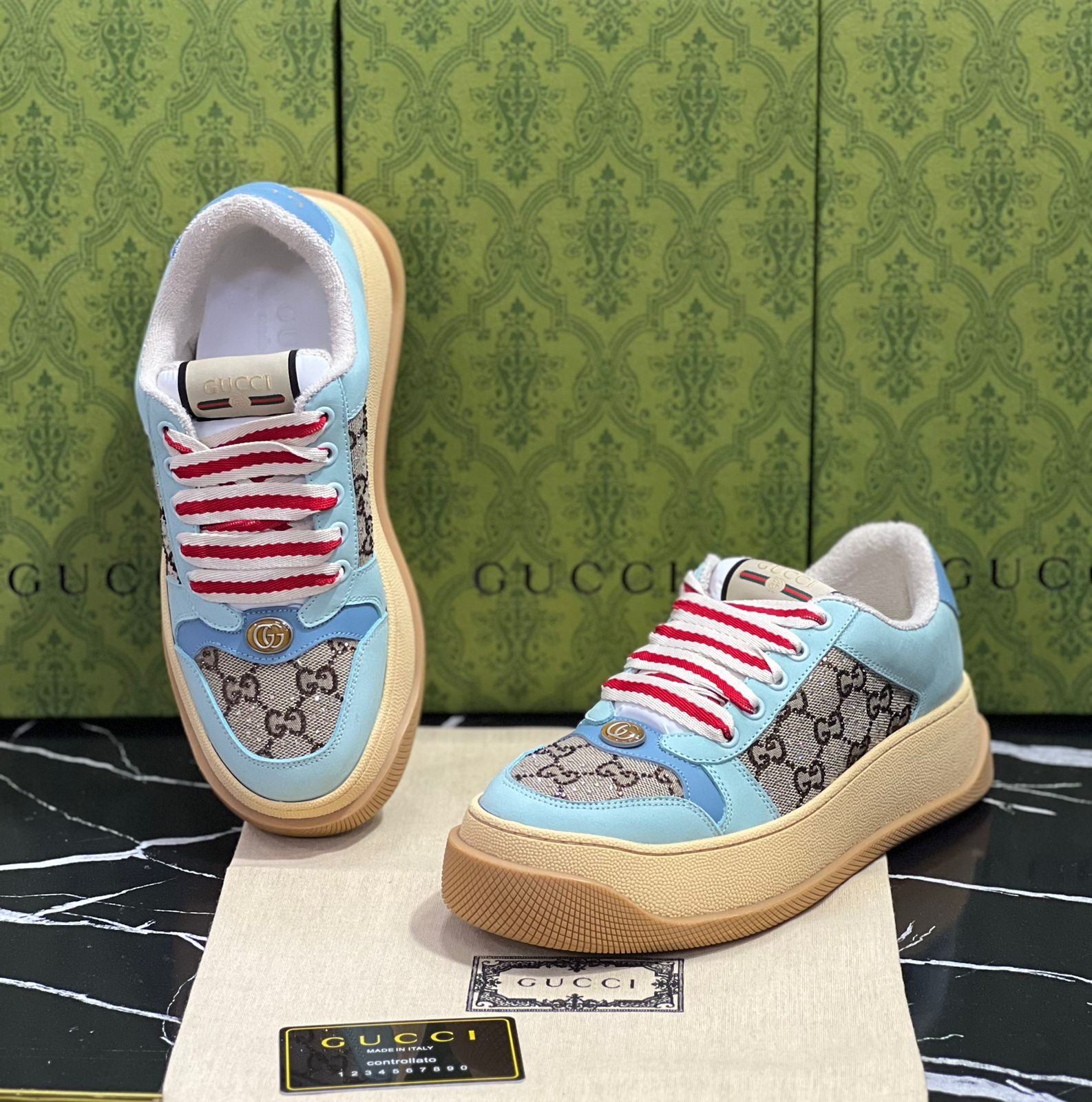 Gucci Tenis Azul con Rojo.