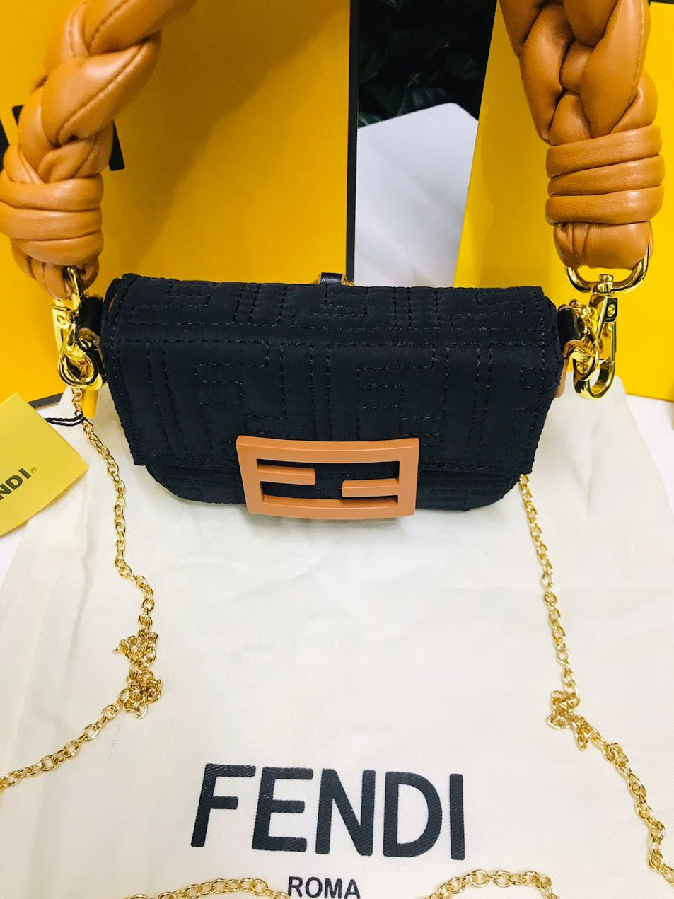 Fendi Negro Mostaza Piel Pequeña.