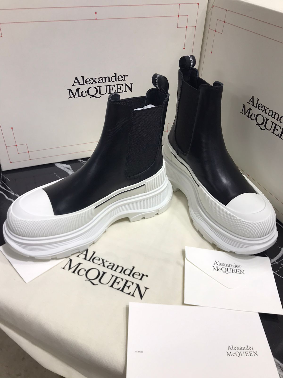 Alexander Mc Queen botin blanco con negro