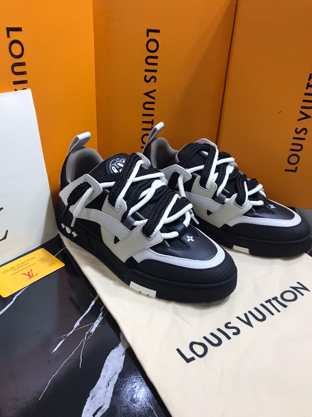 Louis Vuitton tenis color negros Caballero