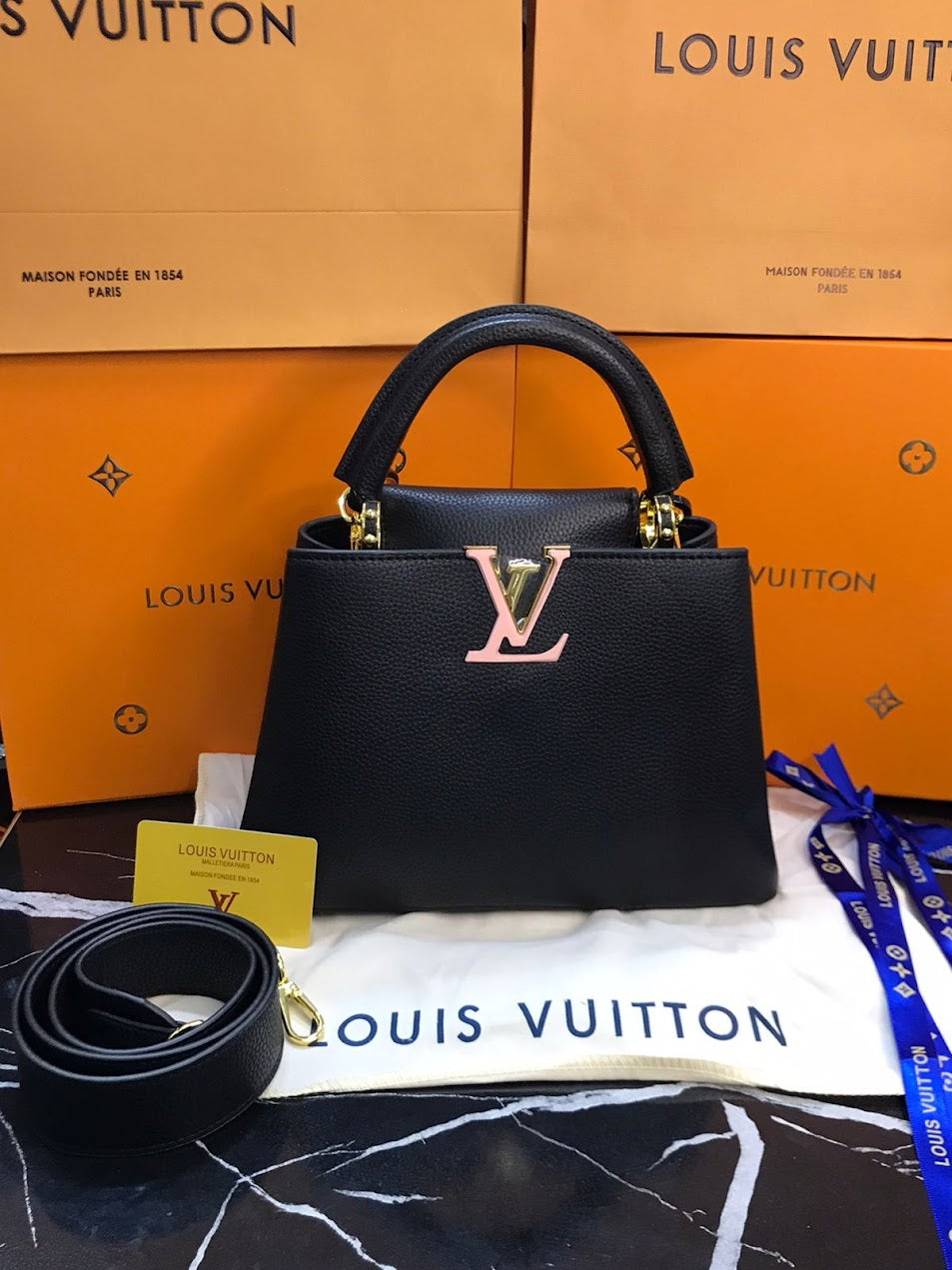 Louis Vuitton Broche  dorado Negra Piel