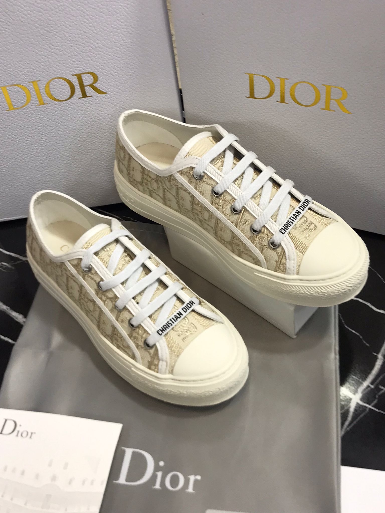 Christian Dior Tenis color crema