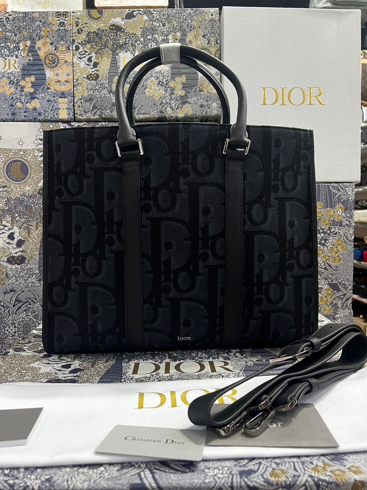 Christian Dior Negra Bordada con Piel