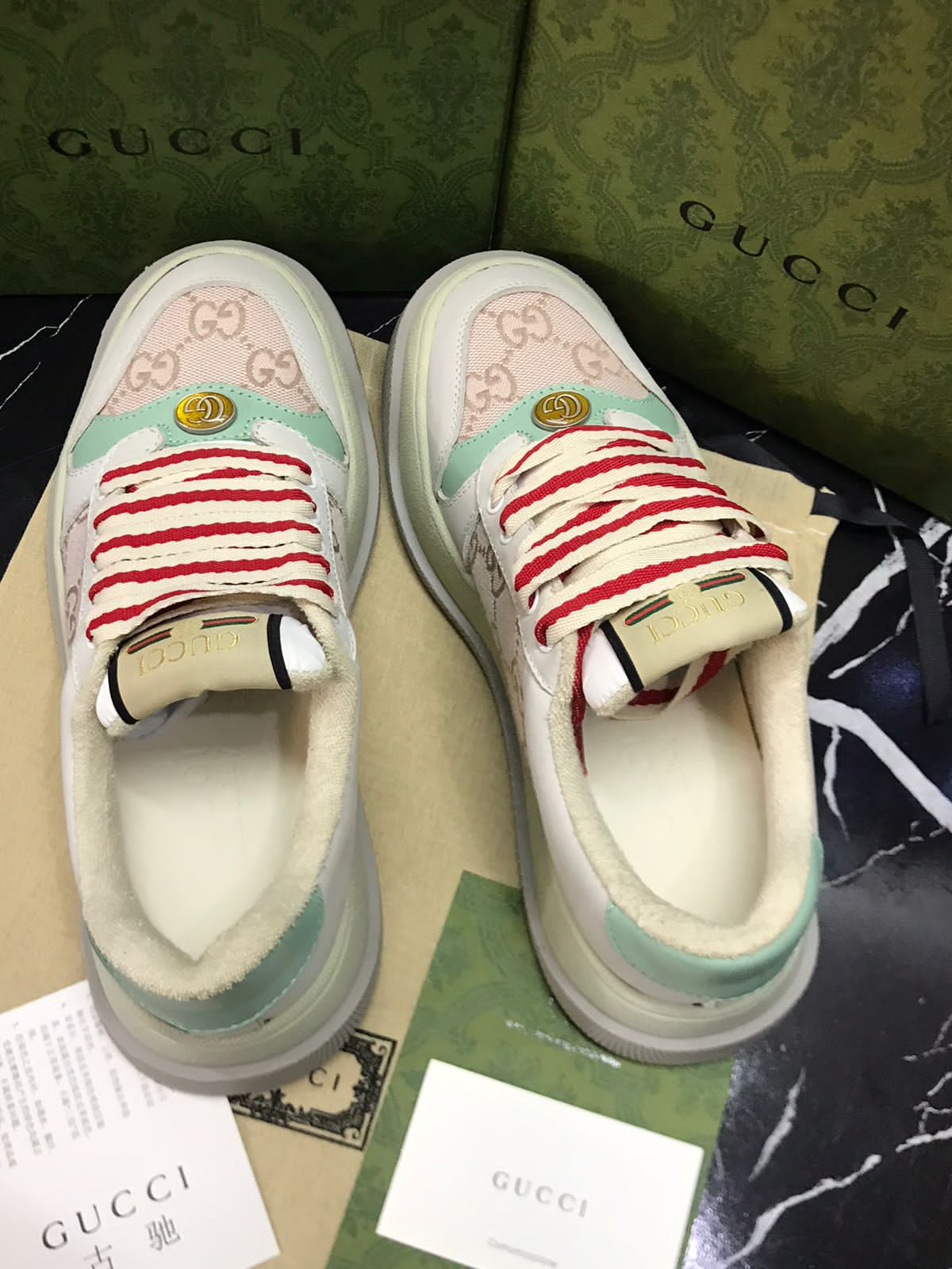 Gucci Tenis blanco con rosa