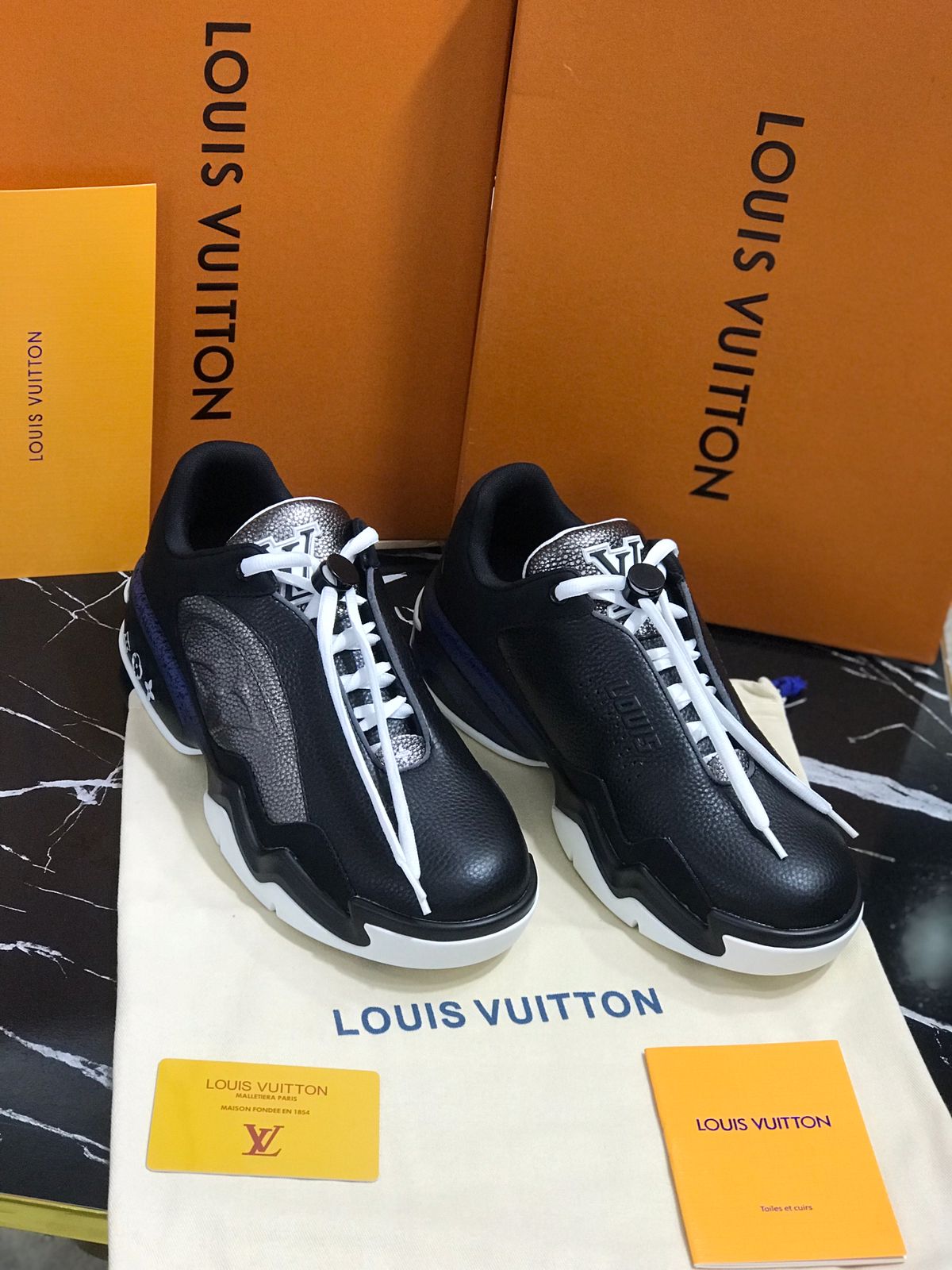 Louis Vuitton tenis de bota color negro Caballero