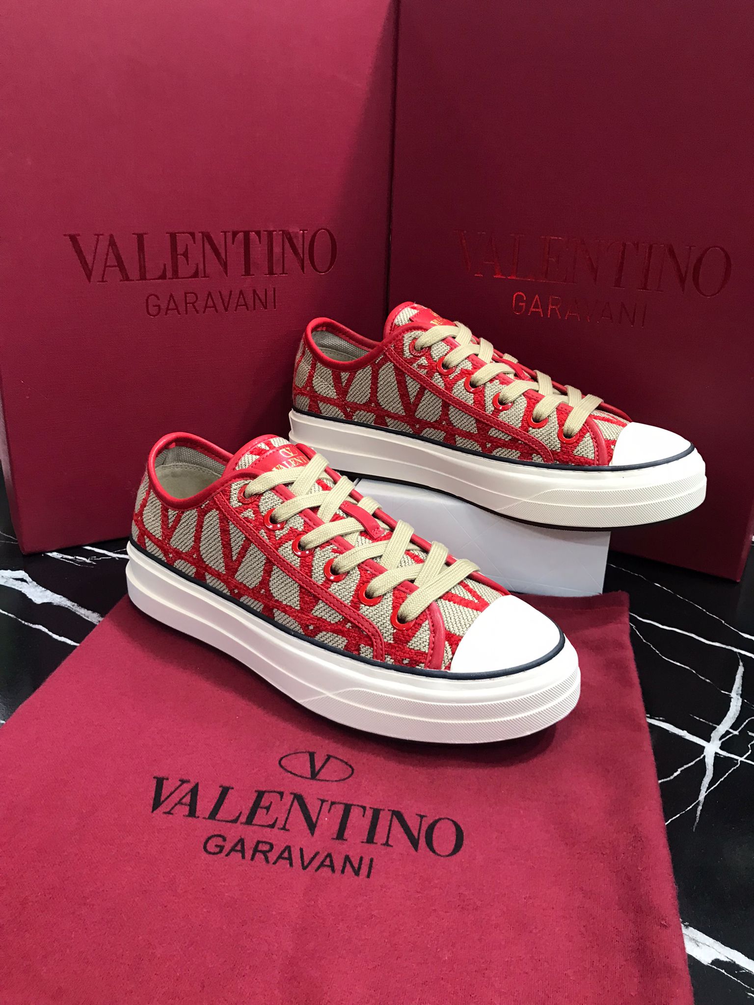 valentino tenis rojos