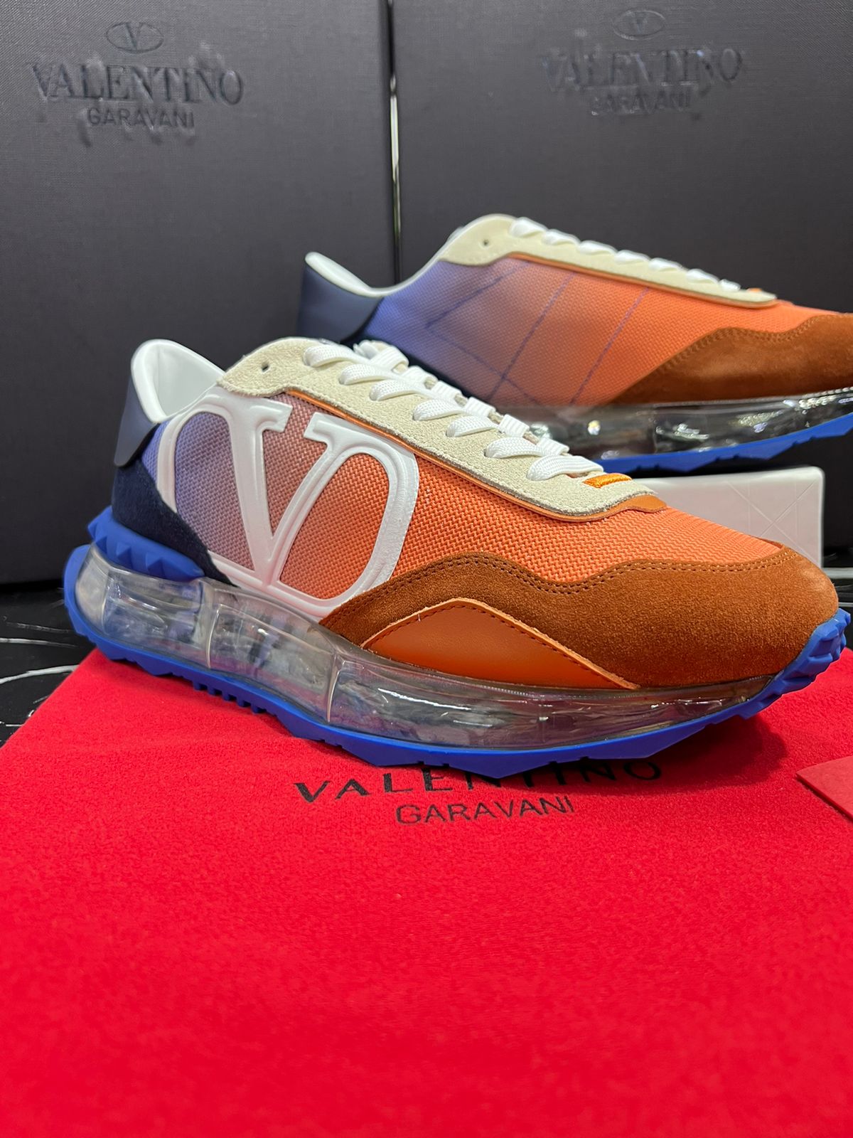 Valentino color naranja con azul Caballero