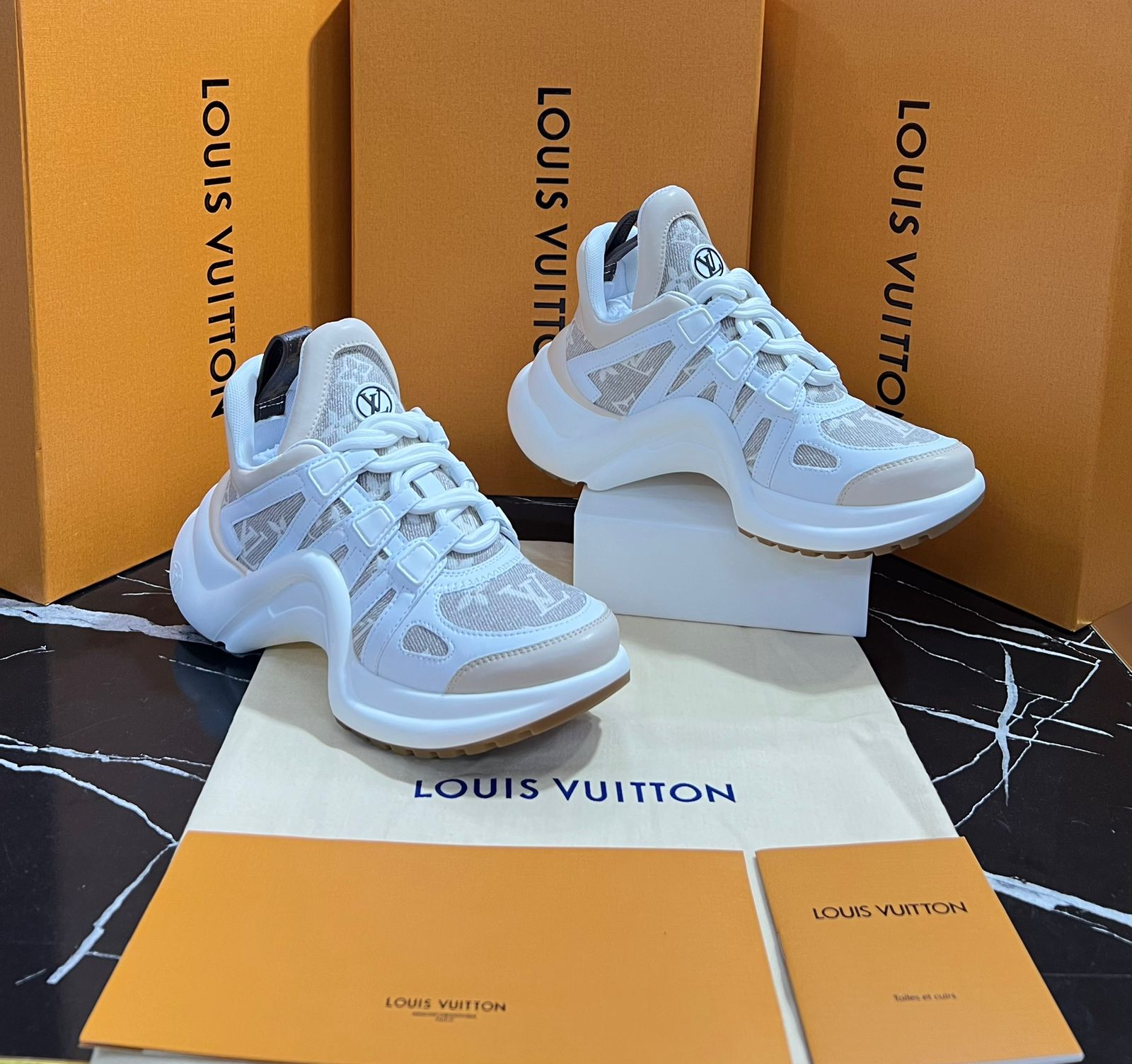 Louis Vuitton Tenis blancos