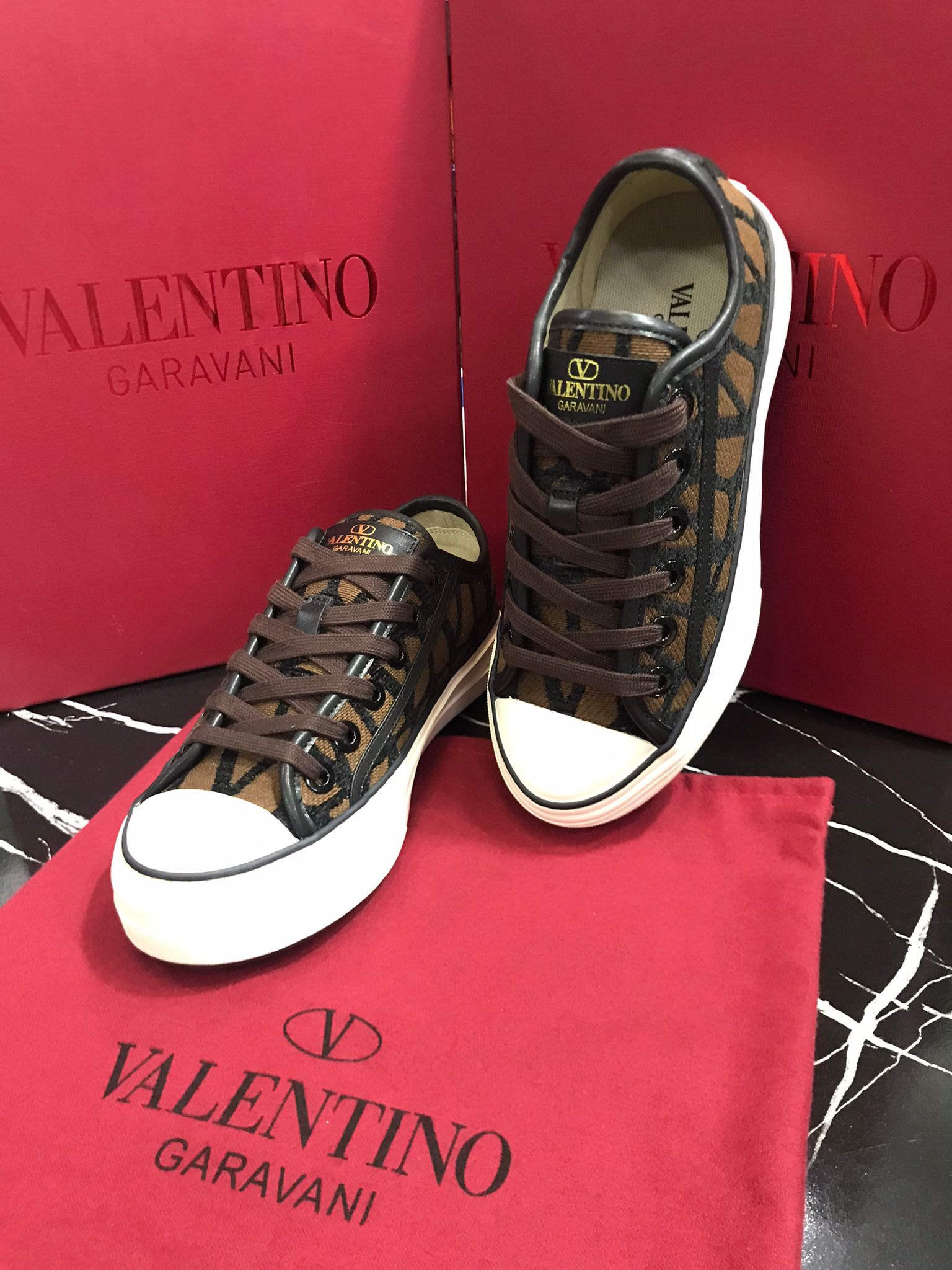 Valentino cafes oscuros