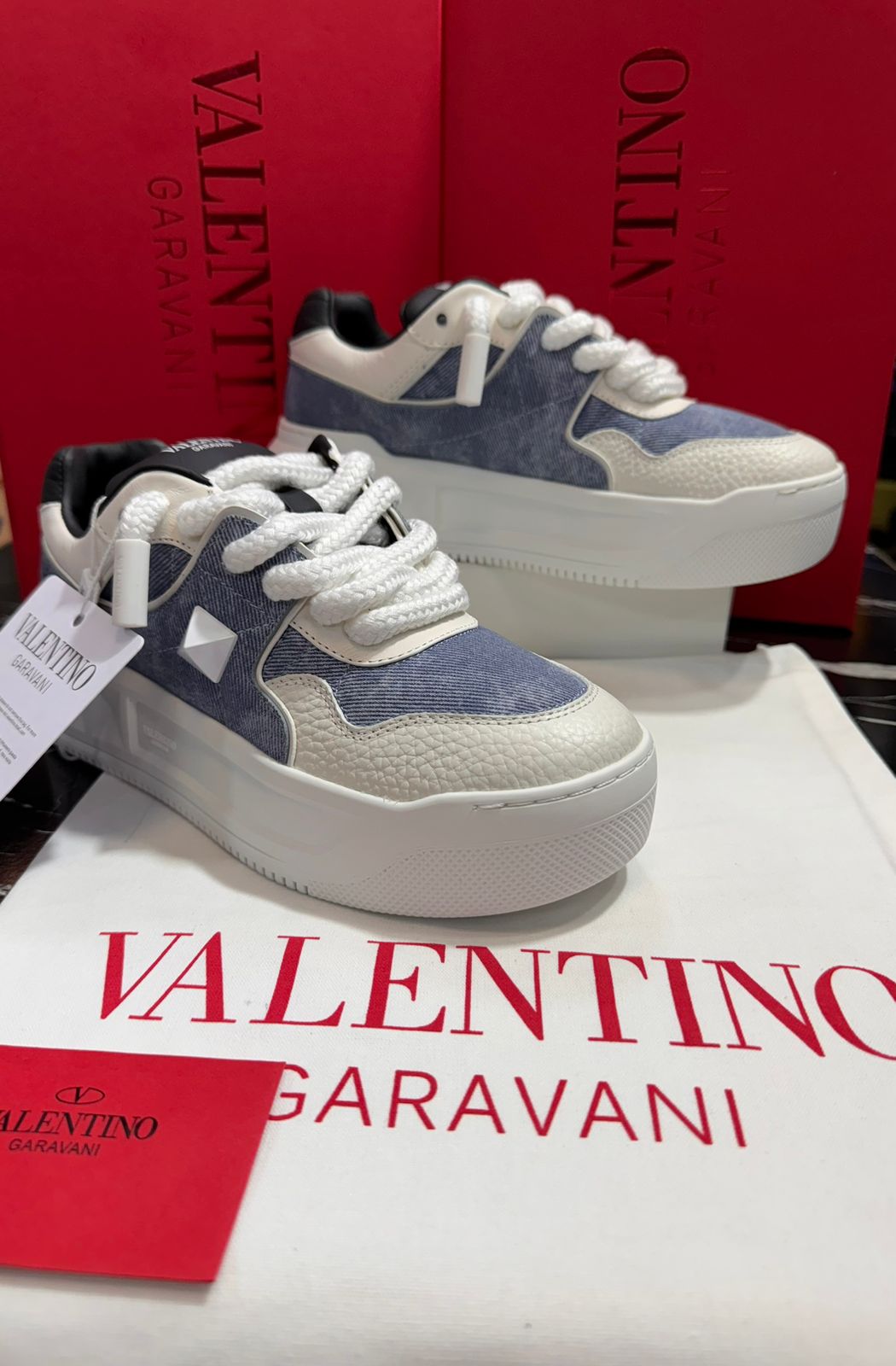 valentino zapatos blacos con gris