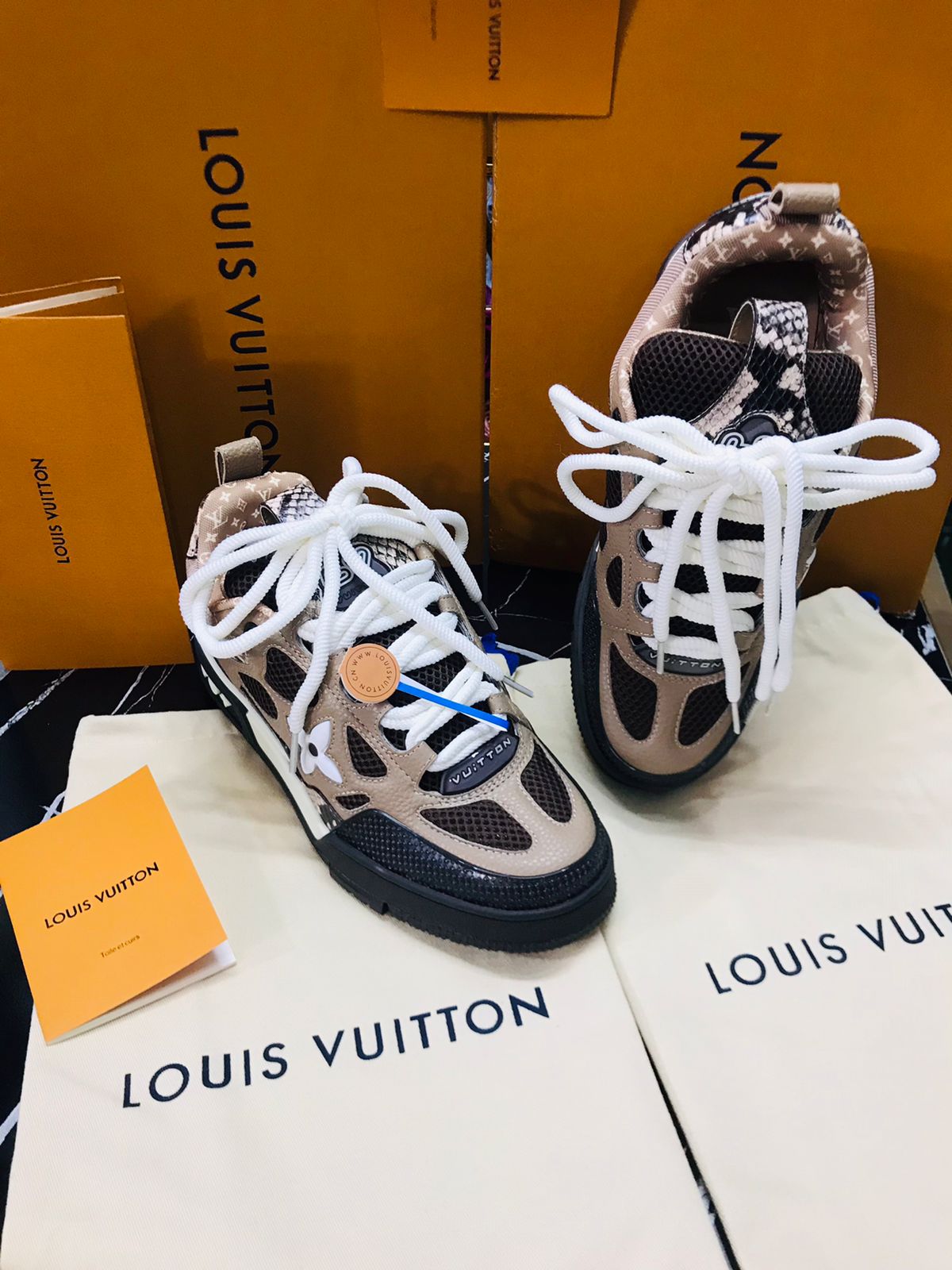 Louis Vuitton café con negro Caballero