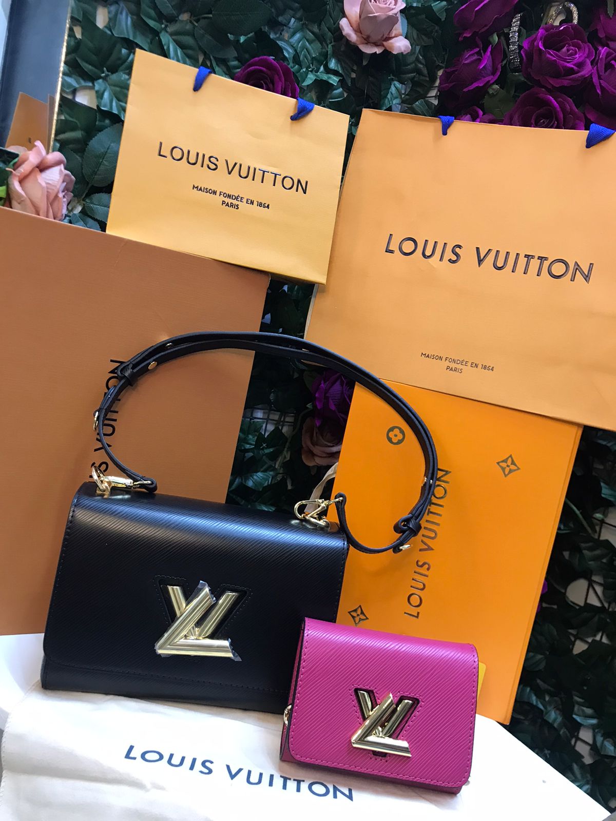 Louis Vuitton Negra con Monedero Rosa Piel