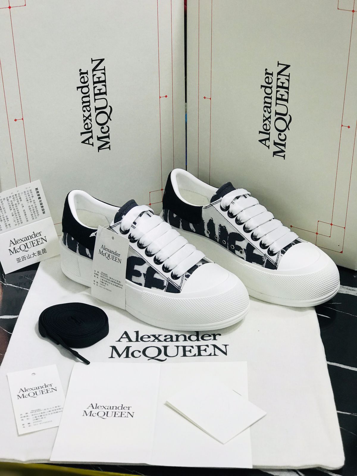 Tenis Alexander Mc Queen blacos con lineas negras