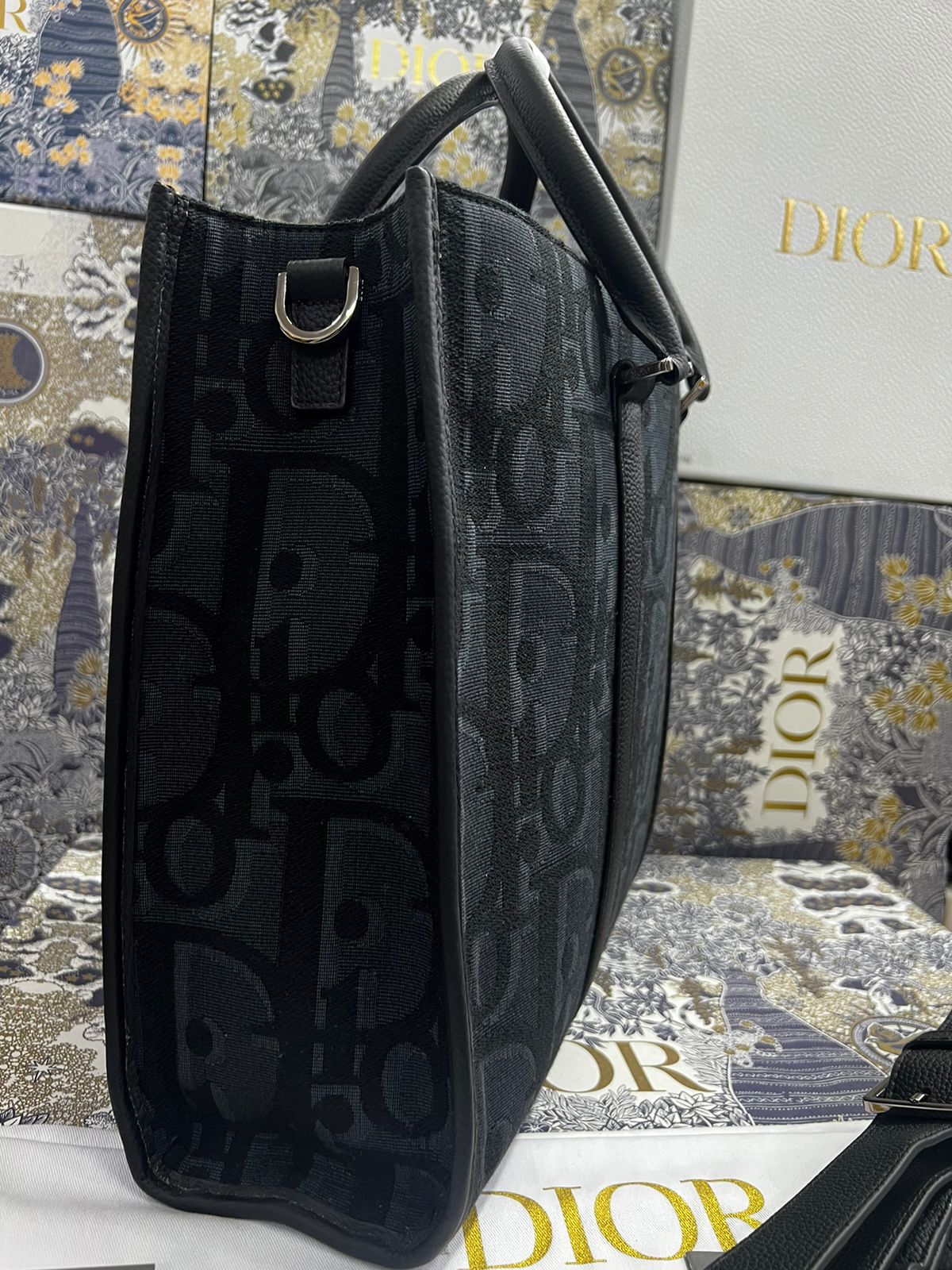 Christian Dior Negra Bordada con Piel