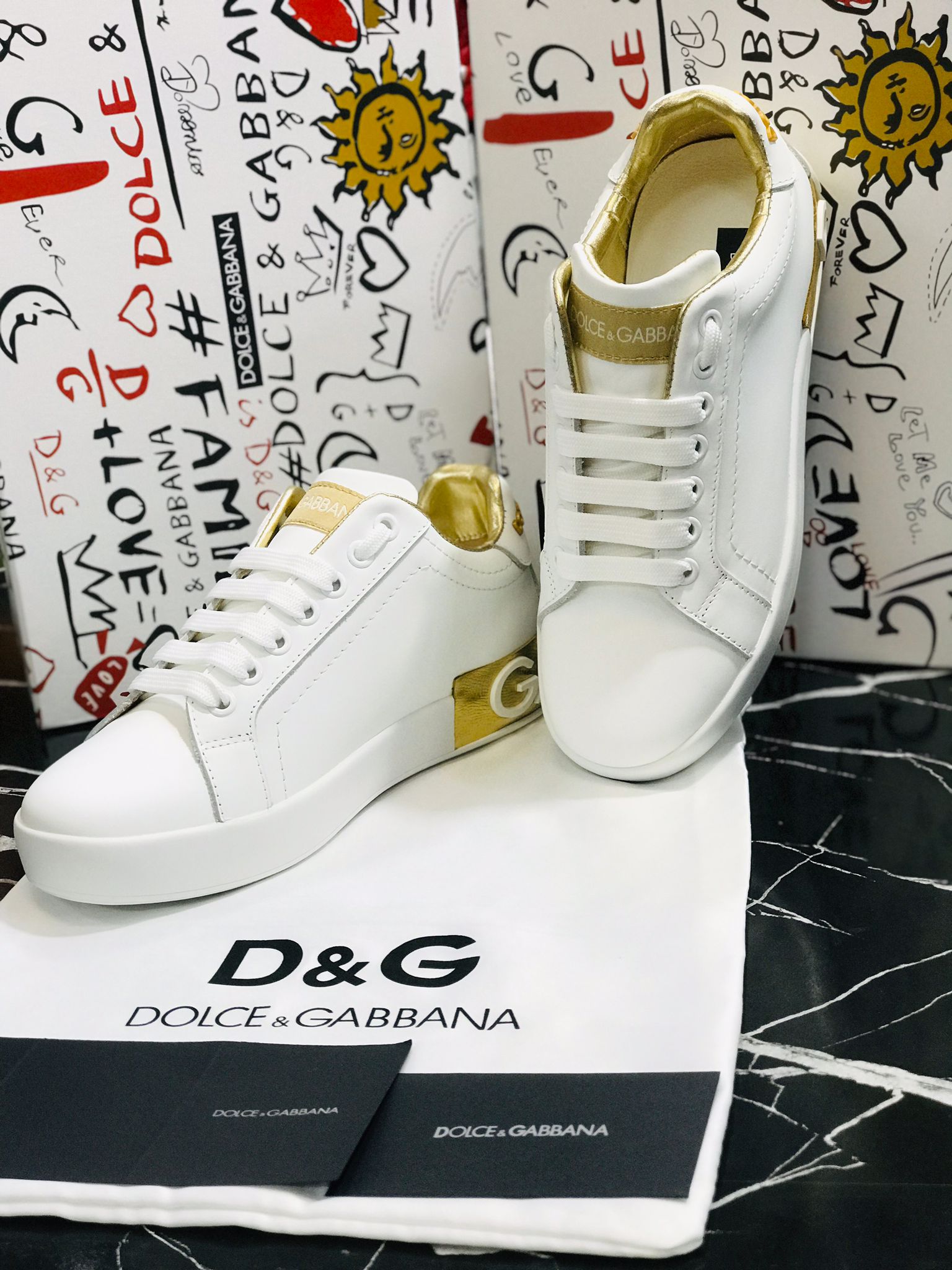 Dolce Gabbana Tenis Blancos con dorado