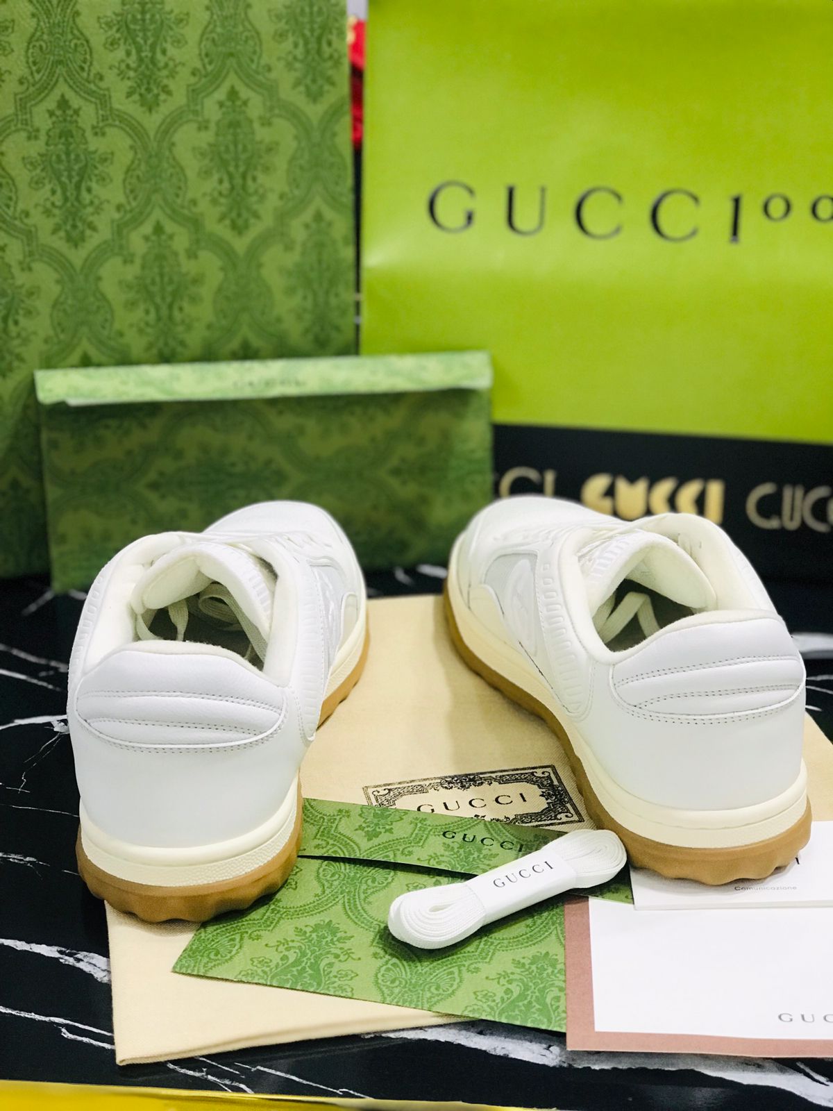 Gucci Tenis color crema Caballero