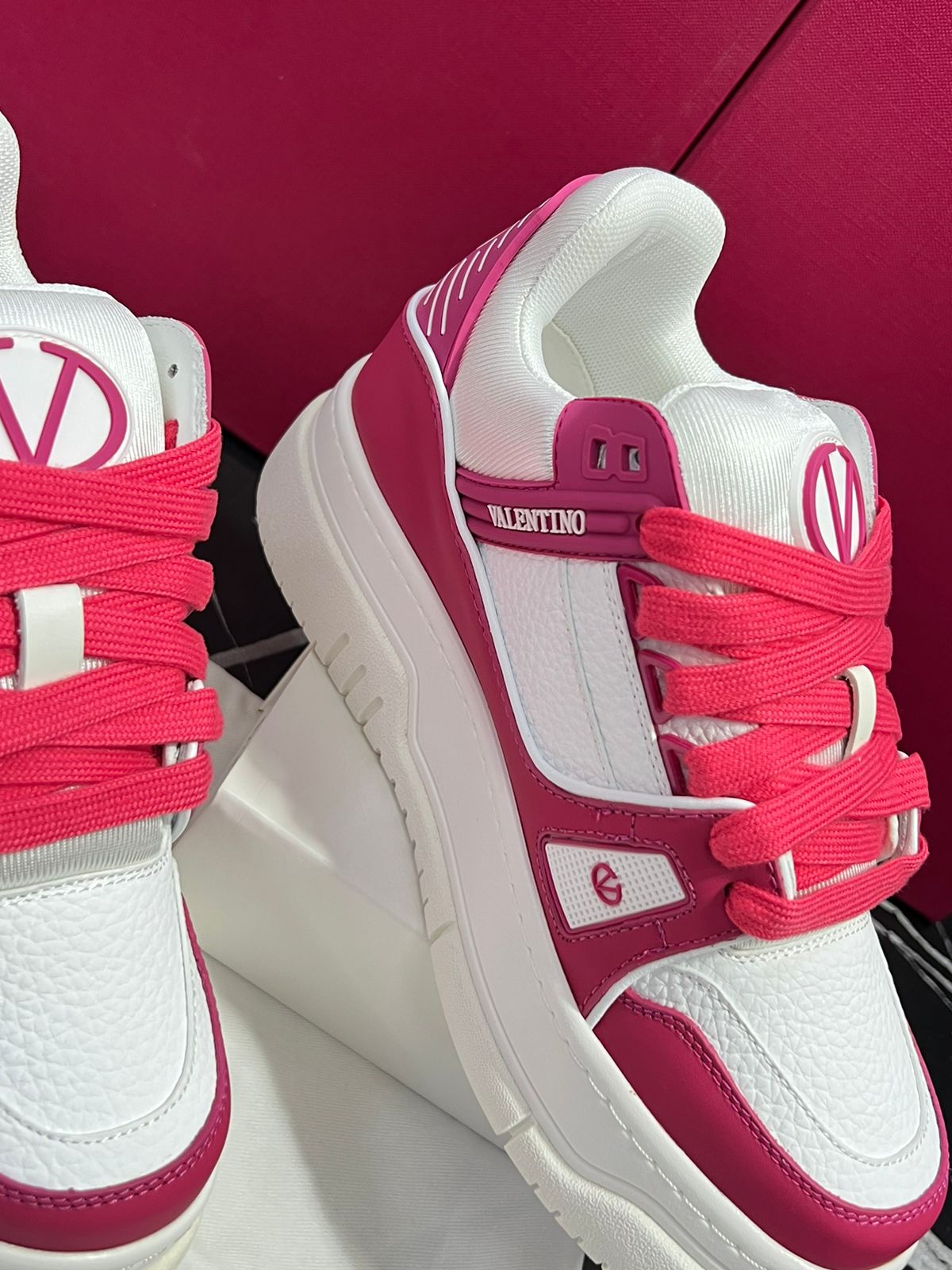 Valentino Tenis blancos con rosa