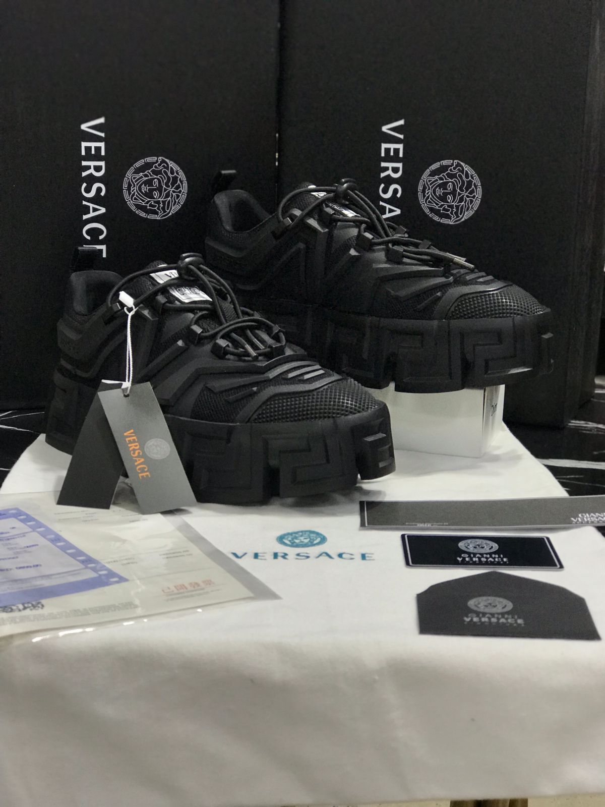 Versace tenis color negro Caballero