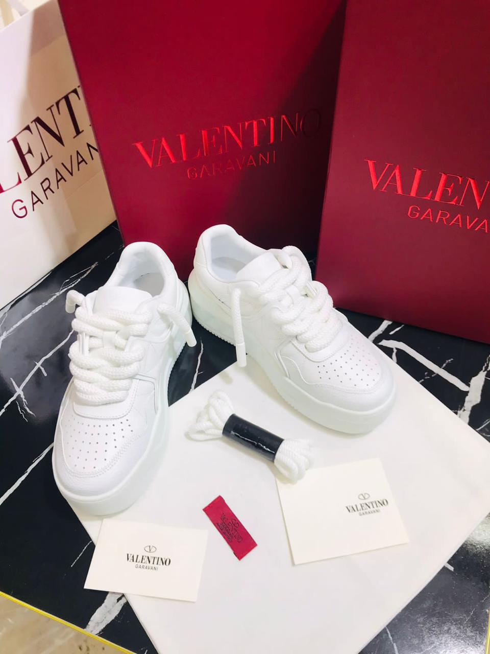 Valentino zapatos blacos