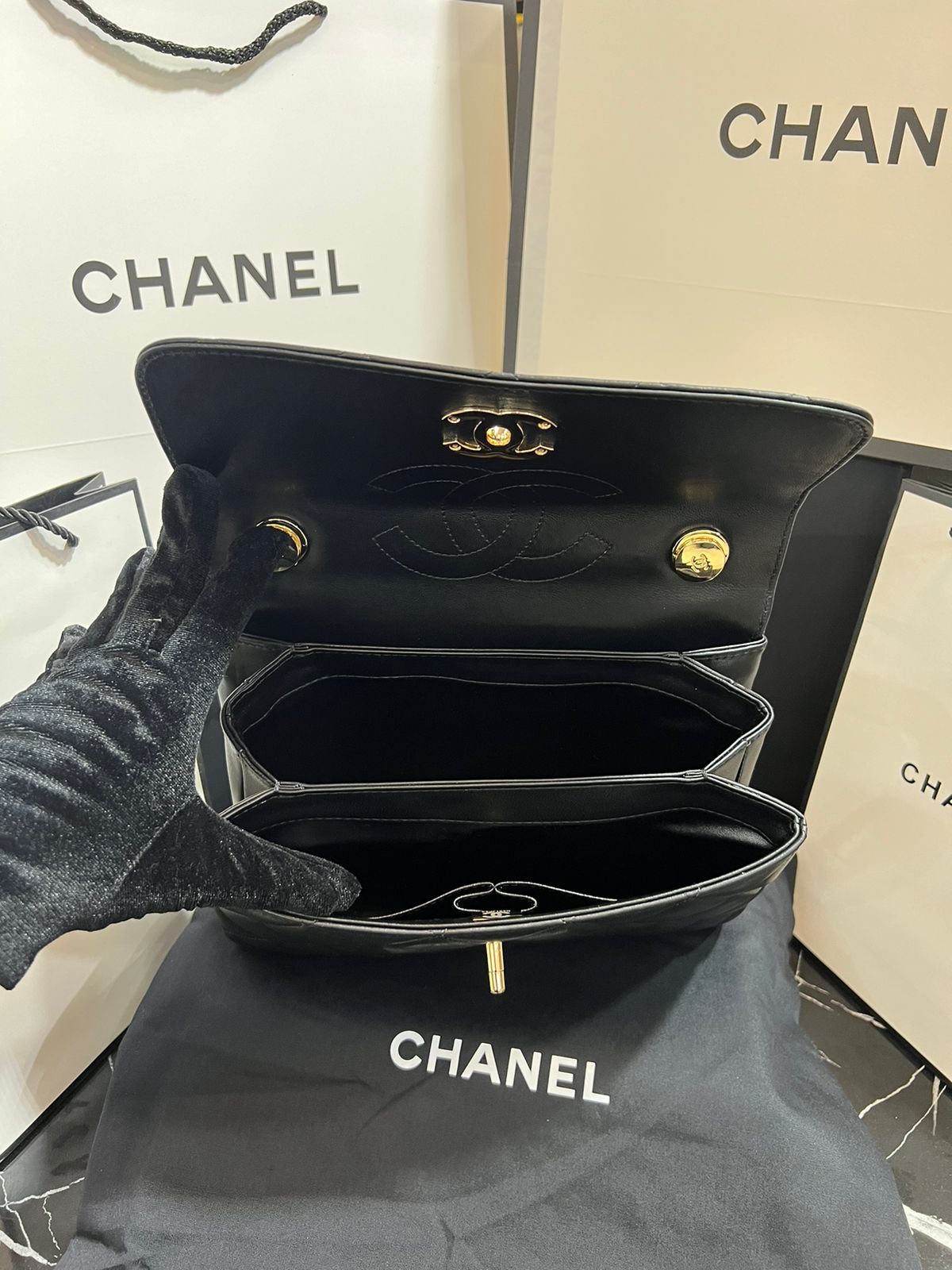 Chanel Piel Negra con Asa