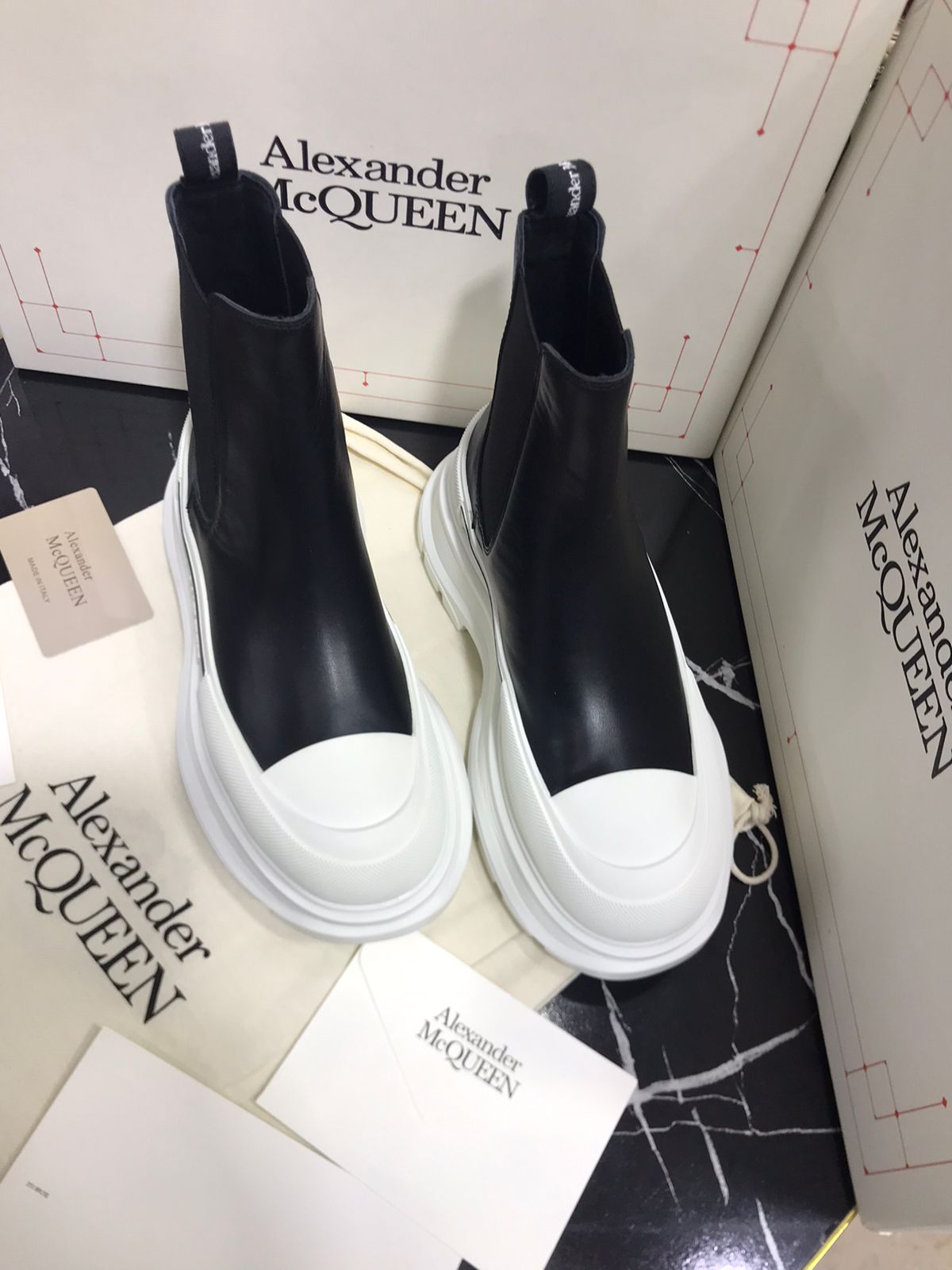 Alexander Mc Queen botin blanco con negro