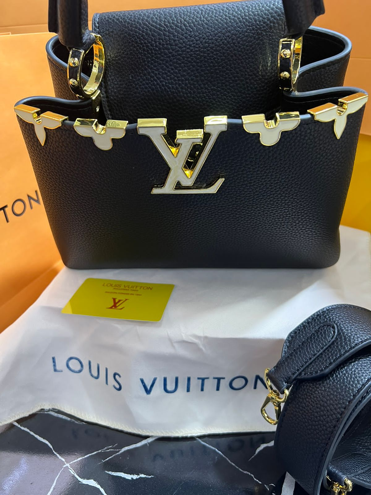 Louis Vuitton Capucine Negro Piel