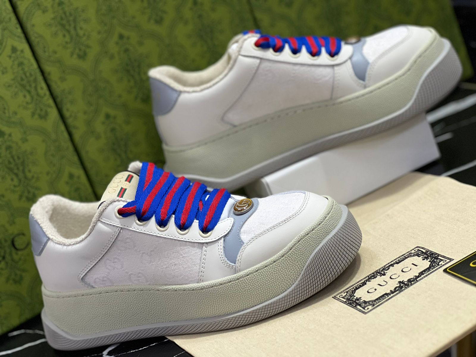 Gucci Tenis Blancos Agujetas Azul con Rojo