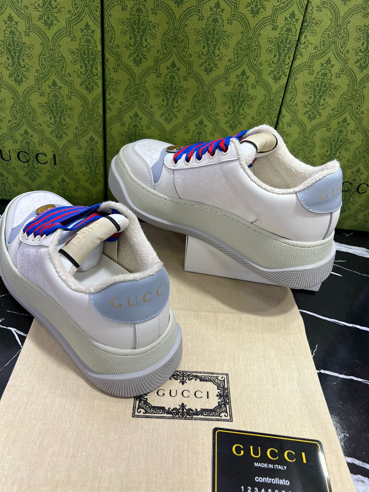 Gucci Tenis Blancos Agujetas Azul con Rojo