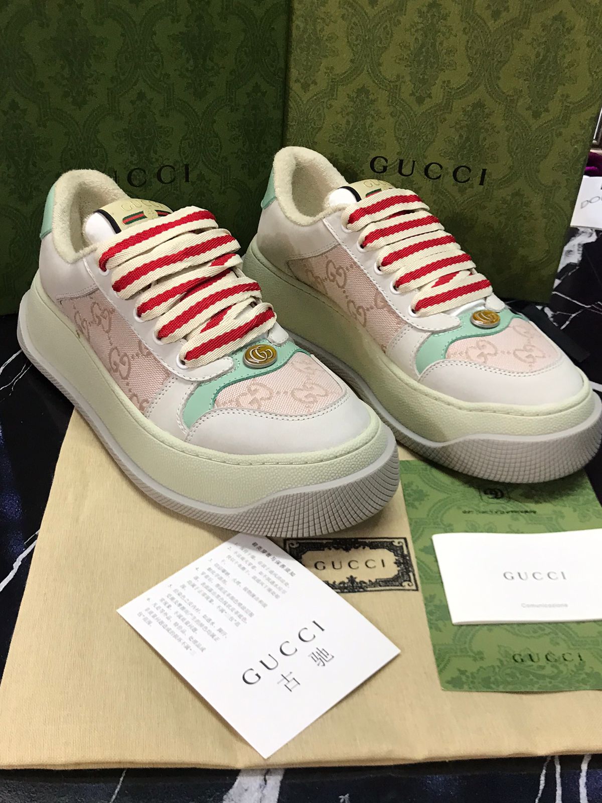 Gucci Tenis blanco con rosa