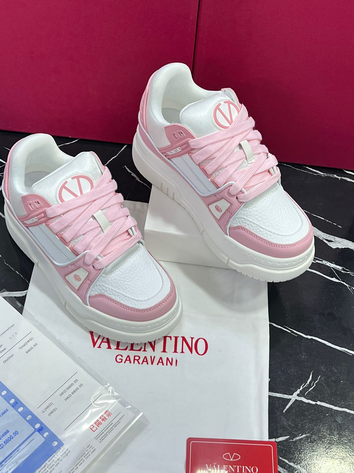 Valentino Tenis blanco con rosa