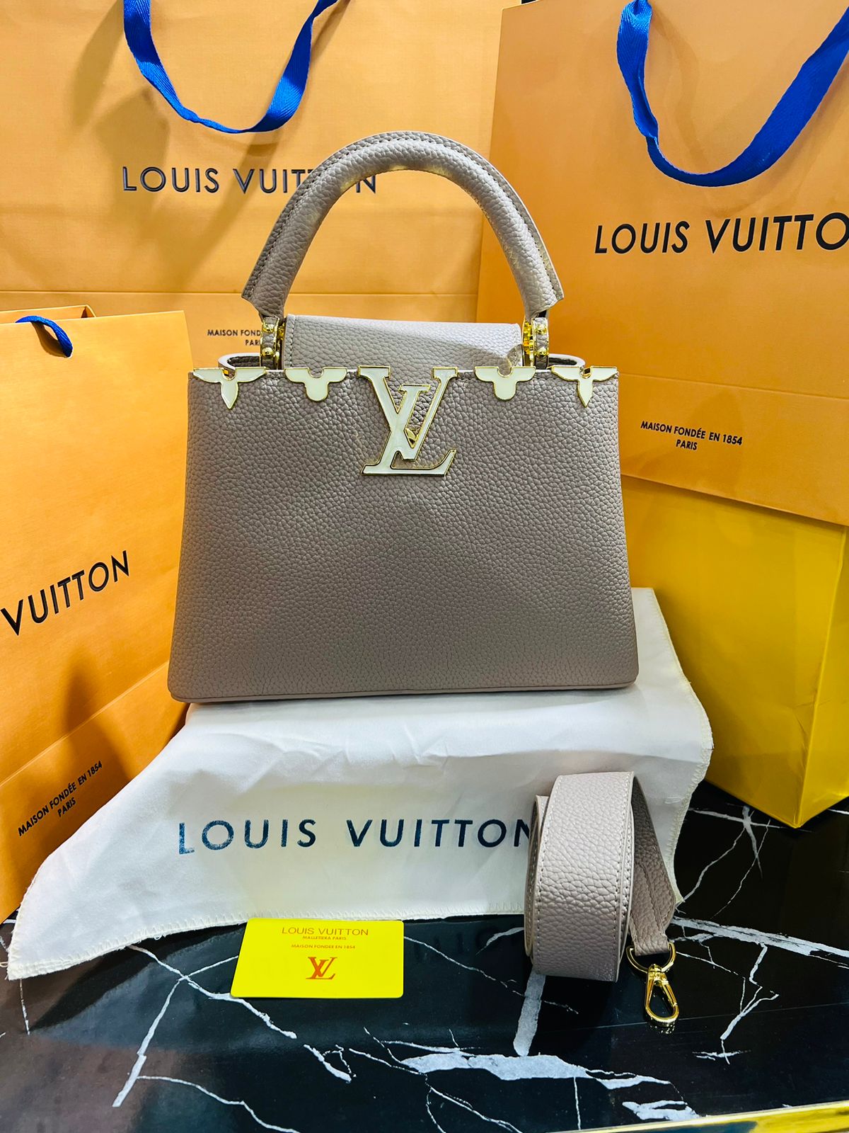 Louis Vuitton Capucine Beige Piel