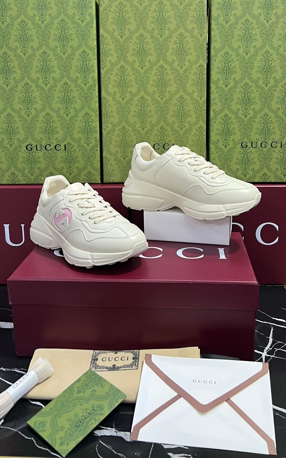 Gucci Tenis color blancos con rosa