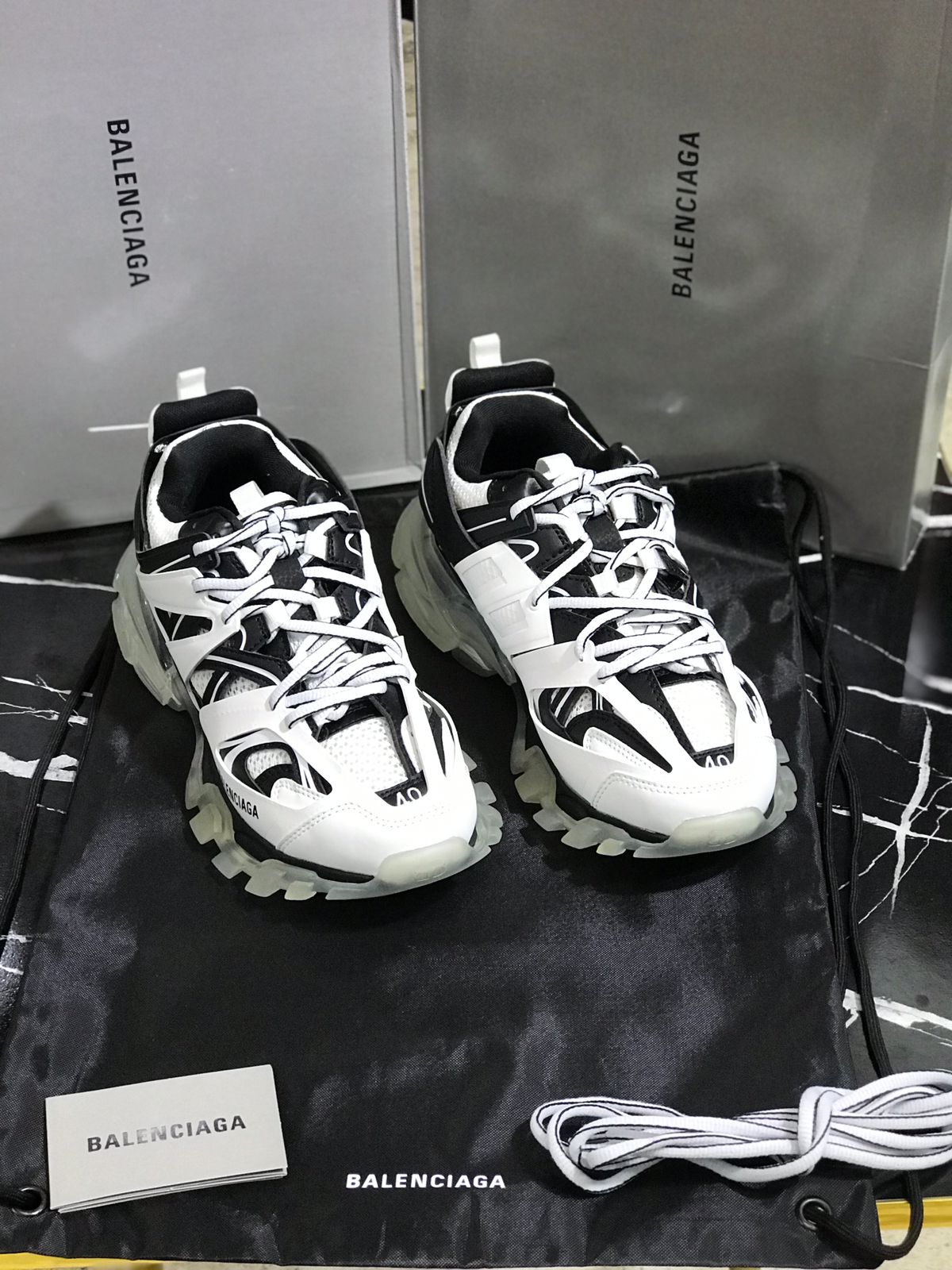 BALENCIAGA COLOR BLANCO CON NEGRO Caballero